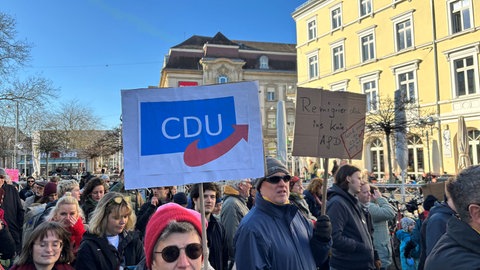 Mindestens 5.000 Menschen kamen am Samstag nach Karlsruhe und demonstrierten gegen Rechts und gegen die CDU-Migrationspolitik