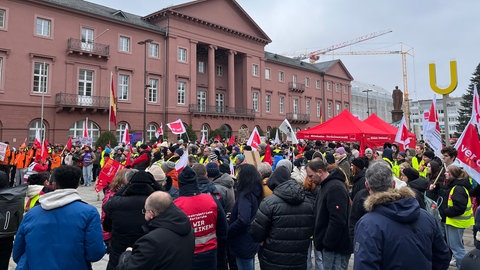 Zu einer Kundgebung auf dem Marktplatz in Karlsruhe kamen laut ver.di rund 1.500 Menschen.