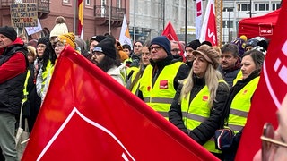 Die Kundgebung zum Warnstreik im öffentlichen Dienst auf dem Marktplatz in Karlsruhe.