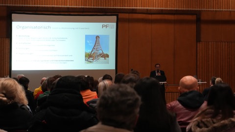 Auf der Informationsveranstaltung in Pforzheim-Hohenwart hat die Stadt über mögliche Maßnahmen am Aussichtsturm informiert. 