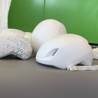 Der Fahrradhelm aus Biokunststoff, an dem am Fraunhofer-Institut geforscht wird, ist noch ohne Design.