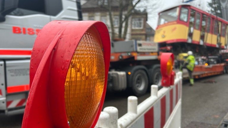 Die Turmbergbahn in Karlsruhe-Durlach wird auf einen Lkw geladen.