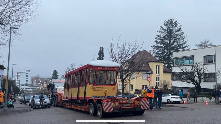 Die Turmbergbahn wird von einem Lkw abtransportiert. Sie wurde vorher vom Turmber in Karlsruhe-Durlach gehoben.
