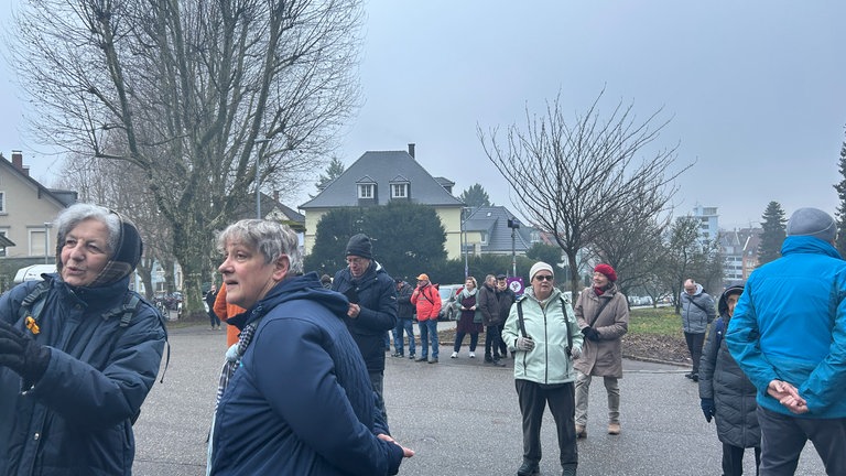 Viele Anwohner sind gekommen, um beim Abbau der Turmbergbahn in Karlsruhe-Durlach zuzusehen. 
