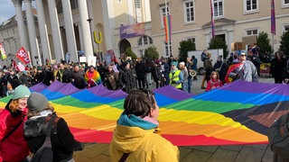 Hunderte demonstrieren bei "Wähle Liebe"-Kundgebung in Karlsruhe