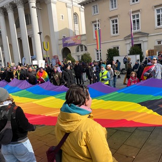 Hunderte demonstrieren bei "Wähle Liebe"-Kundgebung in Karlsruhe
