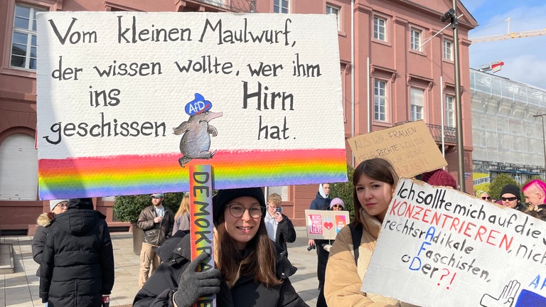 Hunderte demonstrieren bei "Wähle Liebe"-Kundgebung in Karlsruhe