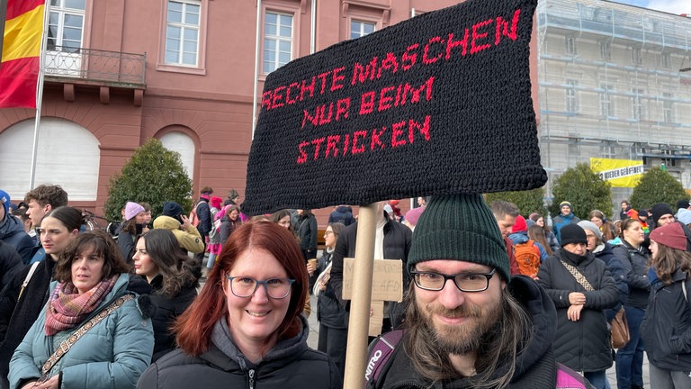 Hunderte demonstrieren bei "Wähle Liebe"-Kundgebung in Karlsruhe