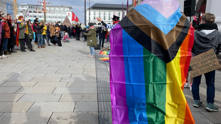 Hunderte demonstrieren bei "Wähle Liebe"-Kundgebung in Karlsruhe