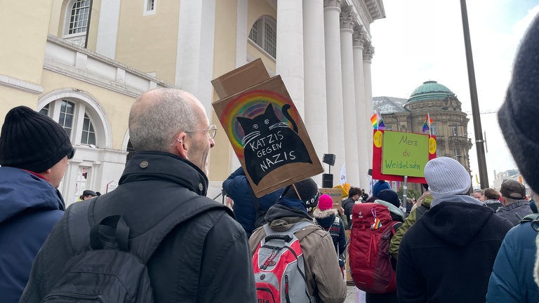 Hunderte demonstrieren bei "Wähle Liebe"-Kundgebung in Karlsruhe