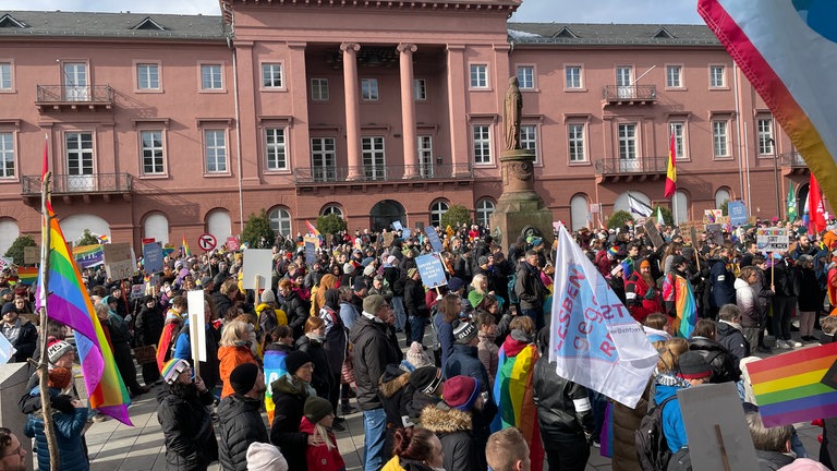 Hunderte demonstrieren bei "Wähle Liebe"-Kundgebung in Karlsruhe