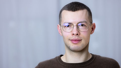 SWR-Reporter steht in Großraumbüro