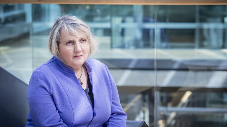 Katja Mast sitzt auf Treppe im Reichstagsgebäude