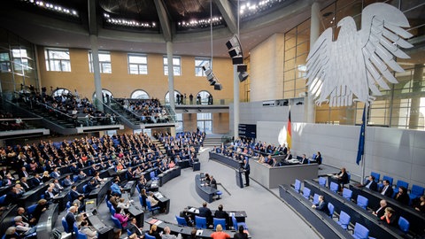 Deutscher Bundestag – Blick ins Plenum waehrend einer Generaldebatte | Diese Kandidaten aus der Region Calw bis Rastatt ziehen in den neuen Bundestag ein 