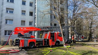Ein Feuerwehrfahrzeug vor dem Wohnblock