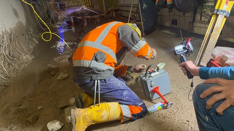 Der Sprengmeister verdrahtet die Kabel mit der Zündmaschine kurz vor der Sprengung.