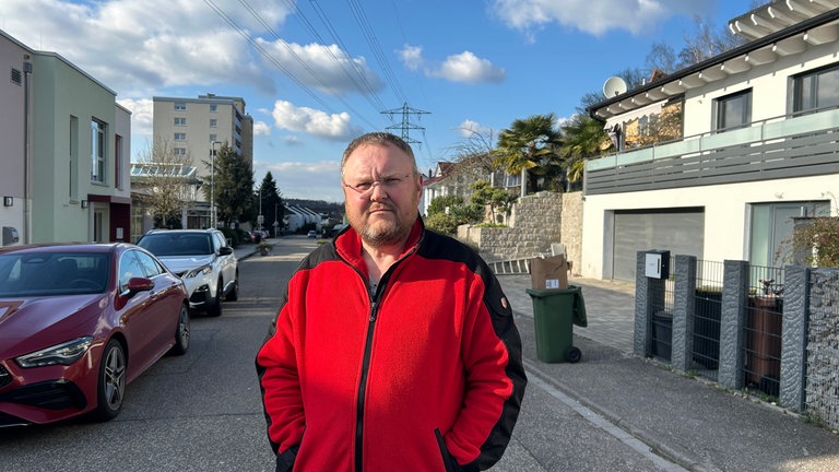 Oleg Guckenheimer aus Gernsbach (Kreis Rastatt). Seit ihm vor einigen Jahren Fahrräder und Moped aus dem Garten gestohlen wurden, hat er einen höheren Zaun.