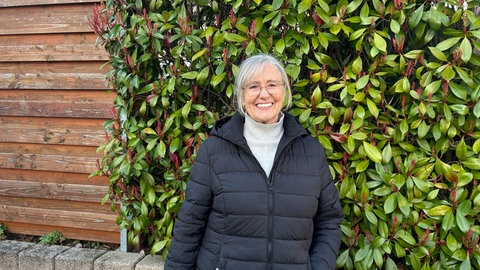 Elfriede Baumann vor ihrem mit Holz und anderen Naturmaterialien gestalteten Zaun in Gernsbach (Kreis Rastatt).