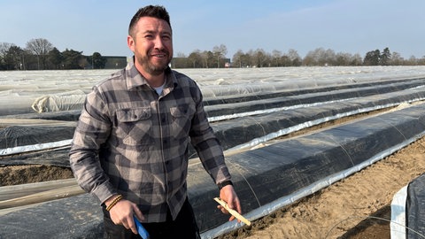 Spargelbauer Stefan Huber aus Iffezheim freut sich über die ersten Spargel der Saison.