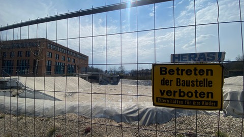 Eine riesige Fläche Mitten in der Stadt liegt brach. Das Loch von Mühlacker (Enzkreis) erregt seit 2019 die Gemüter und ist mittlerweile zur Sehenswürdigkeit geworden.