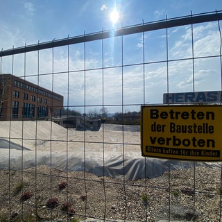 Eine riesige Fläche Mitten in der Stadt liegt brach. Das Loch von Mühlacker (Enzkreis) erregt seit 2019 die Gemüter und ist mittlerweile zur Sehenswürdigkeit geworden.