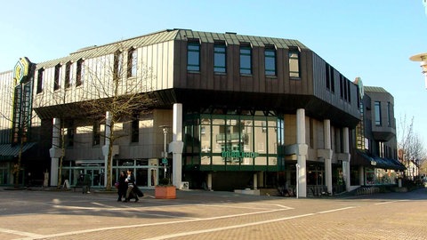 Die Stadthalle "Mühlehof", die bis 2015 für Veranstaltungen in Mühlacker (Enzkreis) genutzt wurde. An seiner Stelle befindet sich jetzt das Loch.