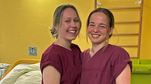 Lilli Frei und Anna Reiter gehören zu den ersten Absolventinnen des Studiengangs für Hebammenwissenschaften in Karlsruhe