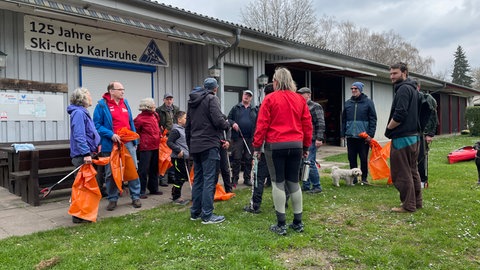 Vor der Dreck-Weg-Aktion am Altrhein werden die Aufgaben verteilt