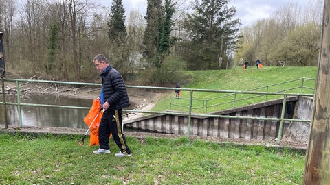 Auch zu Fuß sammeln die Mitglieder der Kanuvereine Müll am Altrhein