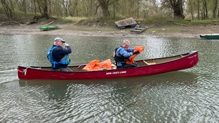 Auf dem Altrhein bei Karlsruhe wird Müll gesammelt
