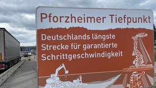 Die Tafel steht an der A8 bei Pforzheim in Fahrtrichtung Karlsruhe.