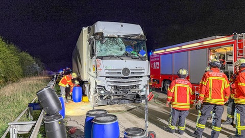 Kraftstoff musste die Feuerwehr abpumpen nach dem schweren Unfall auf der A5 bei Karlsruhe.