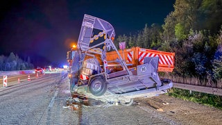 Schwerer Unfall auf der A5 zwischen Weingarten und Karlsruhe. Lastwagen fährt in Absicherungsfahrzeug.