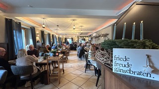 Hochbetrieb vor Weihnachten: In einem Restaurant in Eggenstein-Leopoldshafen (Kreis Karlsruhe) ist aktuell jeden Tag volles Haus.