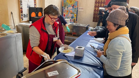 Dank vieler ehrenamtlicher Helferinnen und Helfer kann die Vesperkirche 2025 in Karlsruhe wieder stattfinden.