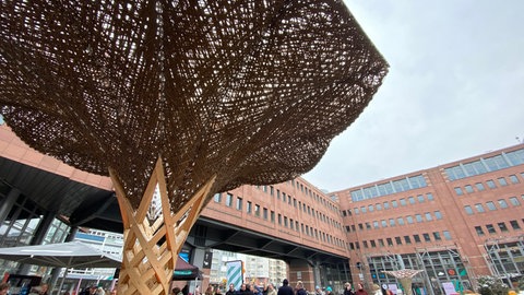 Künstlicher Baum auf dem Kronenplpatz in Karlsuhe. Die Erfindung des KIT soll im Sommer Schatten spenden