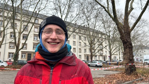 Baumbesetzer Julius Hamich möchte, dass die Platanen vor dem Badischen Staatstheater Karlsruhe erhalten bleiben. 