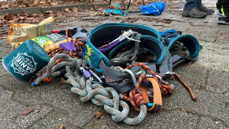 Kletterzubehör liegt auf dem Boden. Es wird von den Baumbesetzern vor dem Badischen Staatstheater in Karlsruhe genutzt.