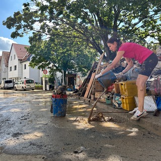 In Heidelsheim bei Bruchsal wird nach dem Hochwasser aufgeräumt.