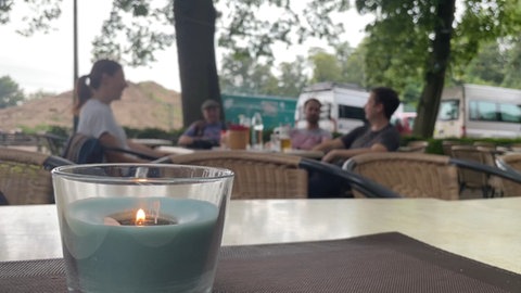 Zu viele Mücken in Karlsruhe: Die Duftkerzen im Biergarten, die ein Gastronom aufgestellt hat, helfen kaum.
