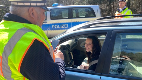 Blitzermarathon 2025: Ein Polizist redet mit einer Autofahrerin im Würmtal bei Pforzheim. Sie fuhr 20 kmh zu schnell.