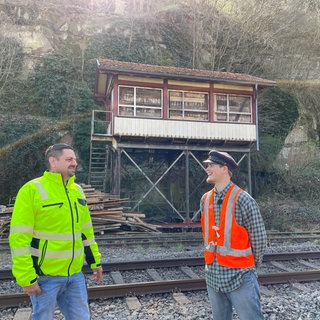 Matthias Langen (rechts) von den Eisenbahnfreunden will das historische Stellwerk 2 am Bahnhof Calw retten. Noch wird es von Mitarbeitern einer Sicherheitsfirma (links) bewacht.
