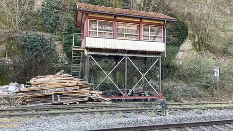 Das historische, etwas marode Stellwerk 2 am Bahnhof Calw soll gerettet und dafür auf den Parkplatz gegenüber versetzt werden.