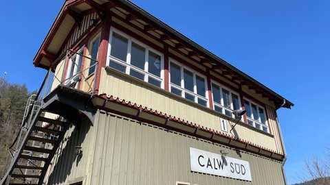 Das bereits renovierte Stellwerk 1 in Calw. Es soll mit dem Stellwerk 2 in Zukunft wieder eine Einheit bilden und zum Museum werden.