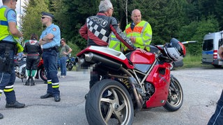 Gegen Raser und Lärm: Die Polizei kontrolliert Motorradfahrer im Schwarzwald bei Forbach.