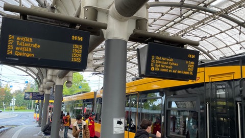 Im Stadtbahn-Verkehr im Raum Karlsruhe kommt es am Montag wegen eines Warnstreiks teilweise zu Ausfällen und Verzögerungen. 