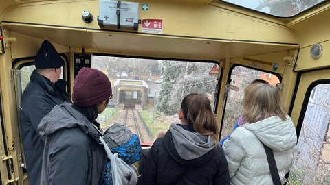 Die Turmbergbahn mit ihren gelb-roten Wagen aus den Sechziger Jahren soll ausgemustert werden