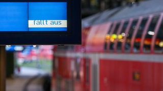 Zug fällt aus. Die Rheintalbahn bei Karlsruhe ist gesperrt.