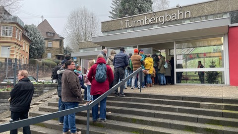 Die Turmbergbahn mit ihren gelb-roten Wagen aus den Sechziger Jahren soll ausgemustert werden