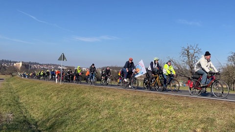 Mehr als 300 Menschen haben sich am Sonntag an einer Gedenkfahrt für Natenom in und um Pforzheim beteiligt.
